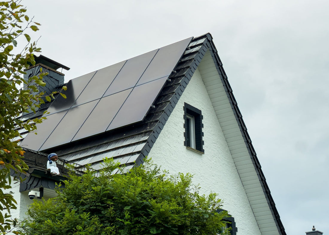 So kannst du dein Balkonkraftwerk auf dem Flachdach befestigen