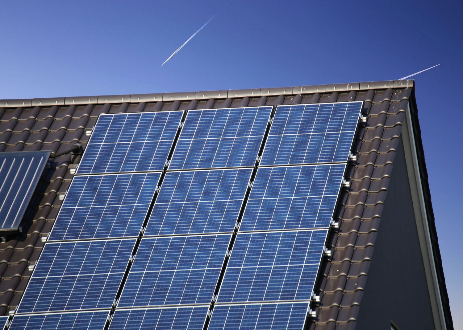 Doppelt hält besser: So betreibst du ein Balkonkraftwerk neben deiner großen PV-Anlage