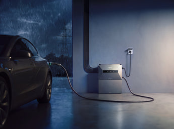 Anker SOLIX Solarbank Max mit Erweiterungsbatterie beim Laden eines Elektroautos