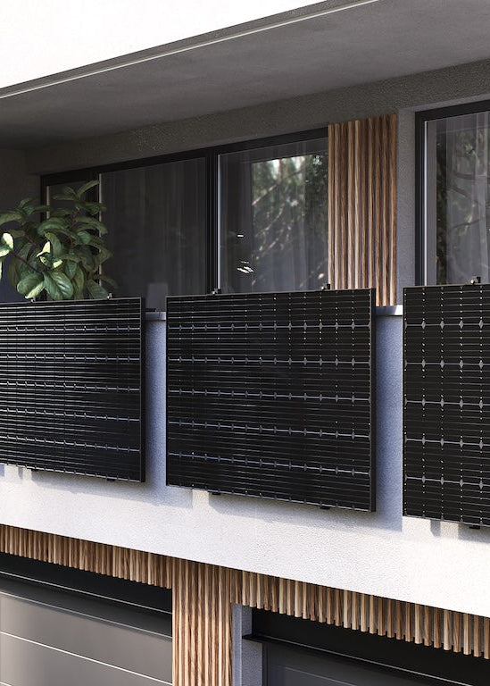  Balkonkraftwerk montiert am Betonbalkon