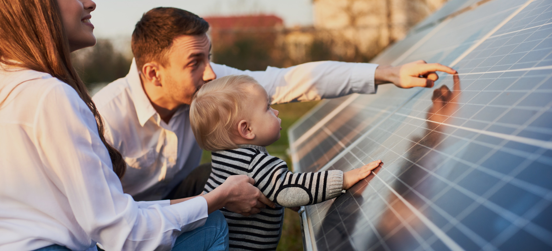 Familie mit Kind vor einem Solarpanel